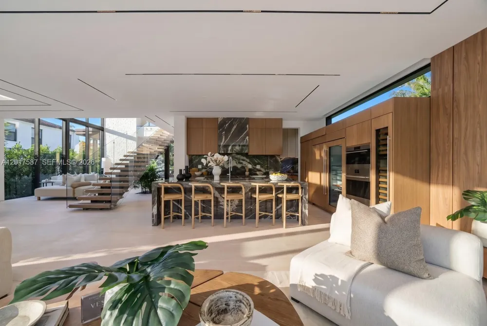 3045 Bay Rd Miami Beach, FL 33140