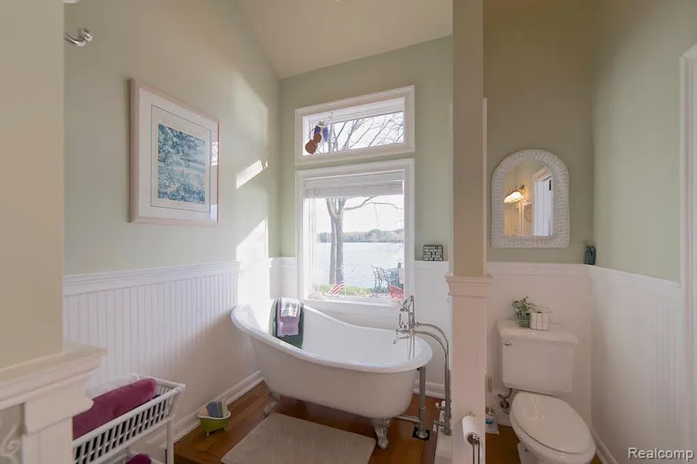 3895 Dorothy -- Main House Lane Waterford Charter Township, MI 48329