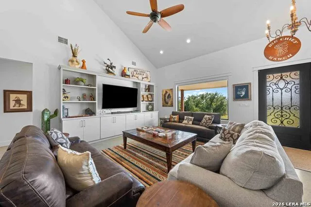 147 Gray Wolf Blanco, TX 78606