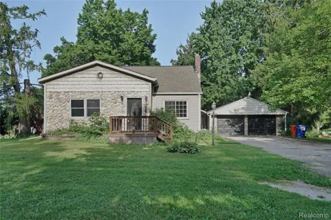 2476 Vandekarr Road