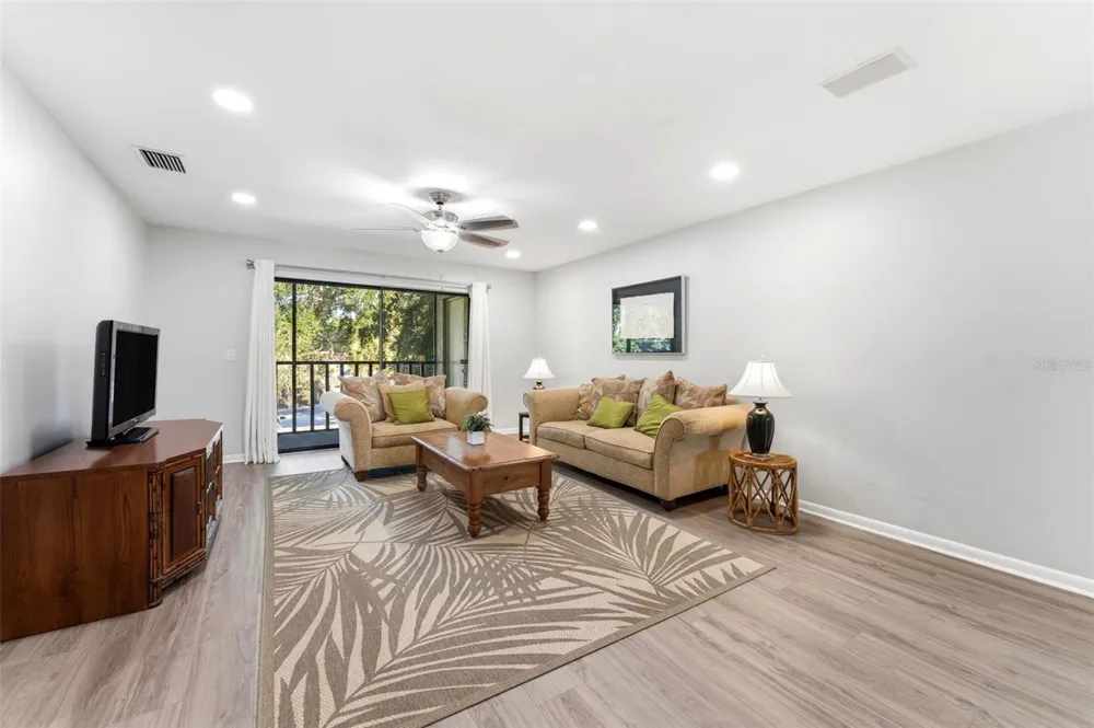 101 LAKE AVENUE NE #215 Largo, FL 33771