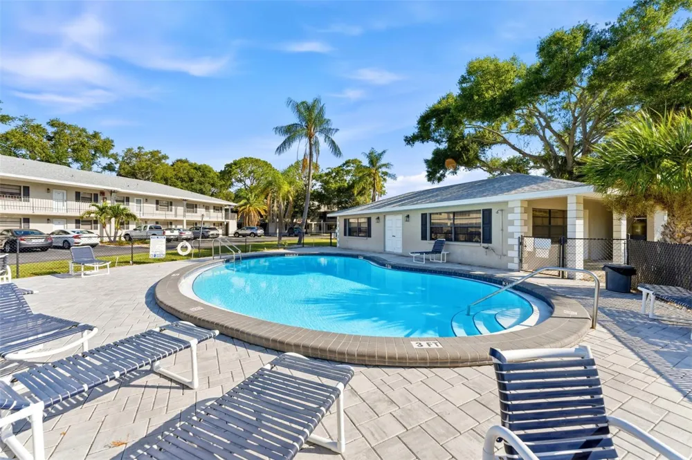 101 LAKE AVENUE NE #215 Largo, FL 33771