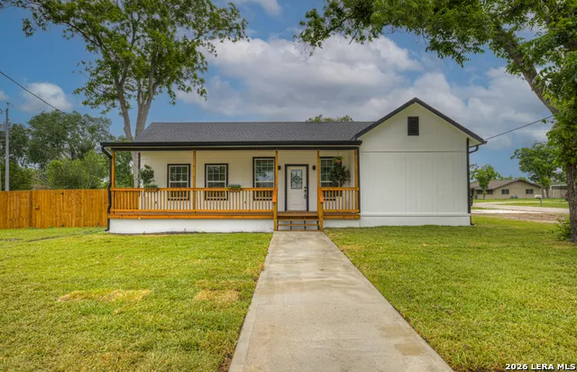 312 Lavernia Marion, TX 78124