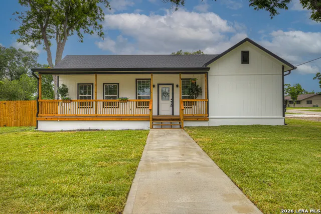 312 Lavernia Marion, TX 78124
