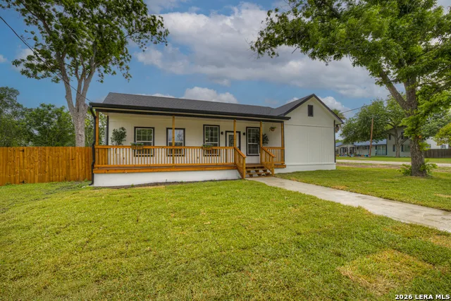 312 Lavernia Marion, TX 78124