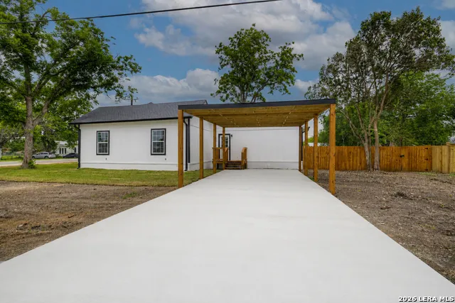 312 Lavernia Marion, TX 78124