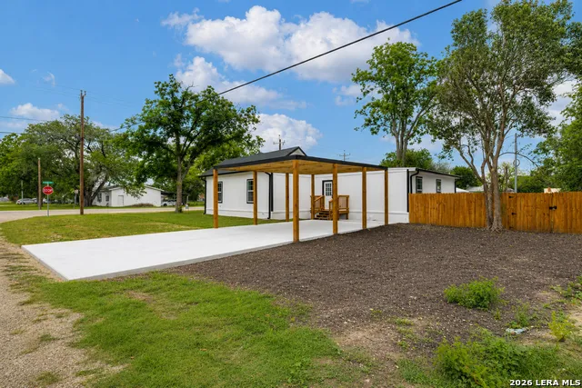 312 Lavernia Marion, TX 78124