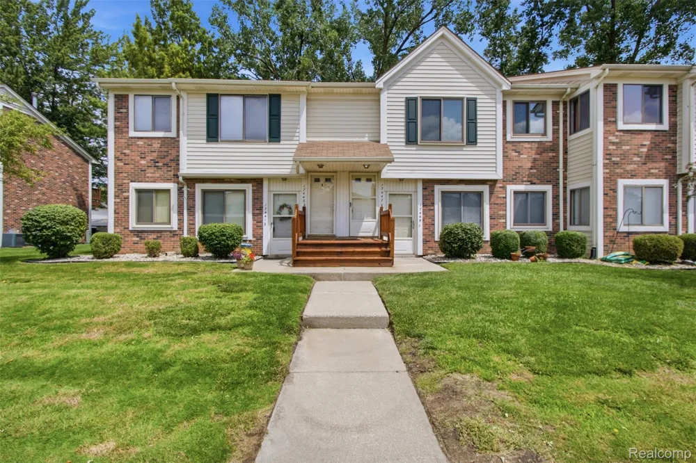 17447 Utica Oaks Lane Roseville City, MI 48066
