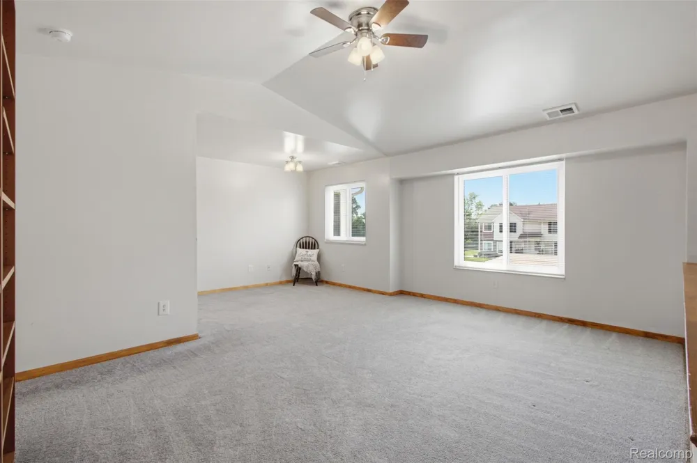 17447 Utica Oaks Lane Roseville City, MI 48066