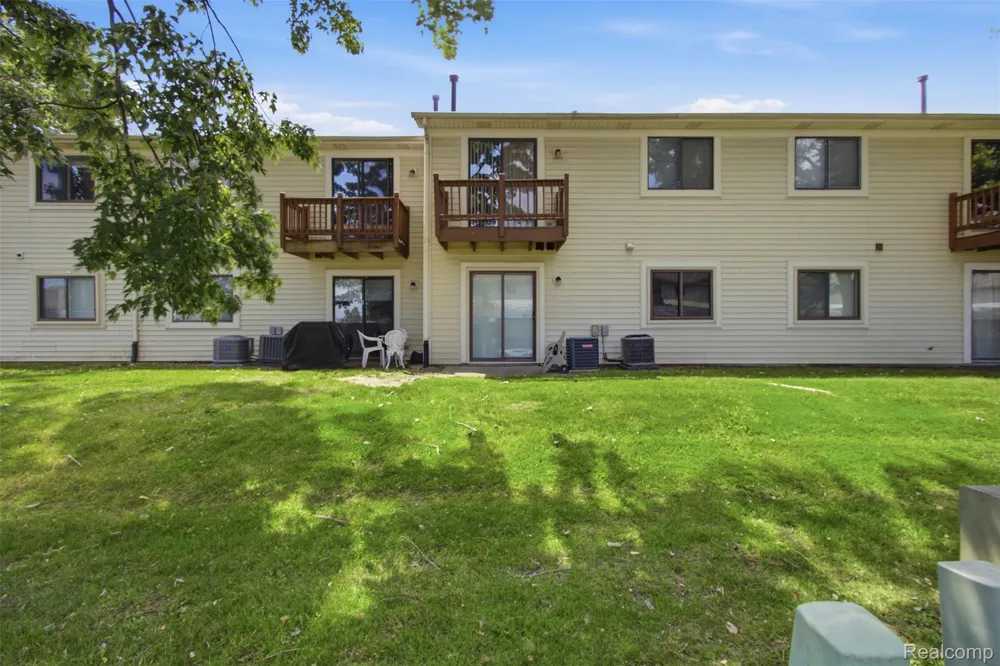 17447 Utica Oaks Lane Roseville City, MI 48066