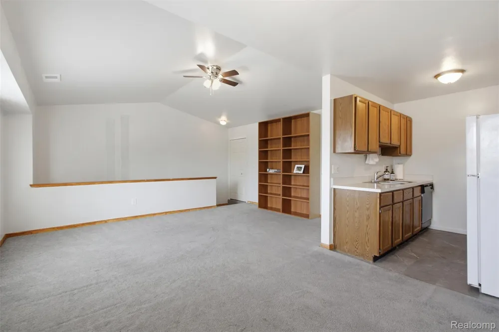 17447 Utica Oaks Lane Roseville City, MI 48066