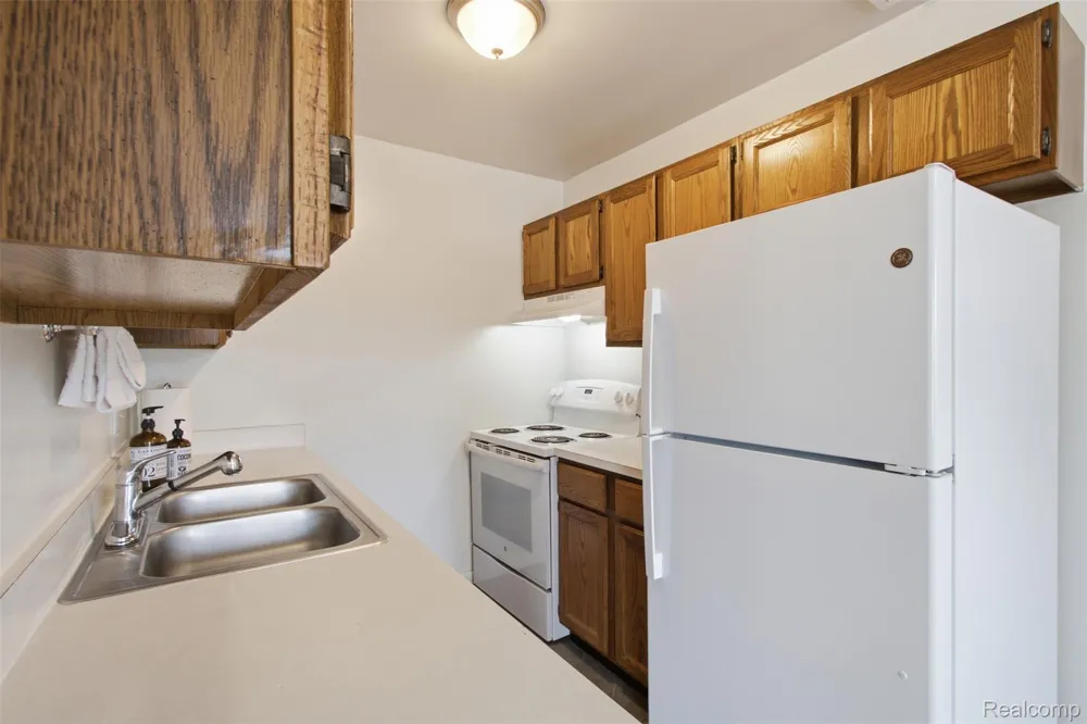 17447 Utica Oaks Lane Roseville City, MI 48066