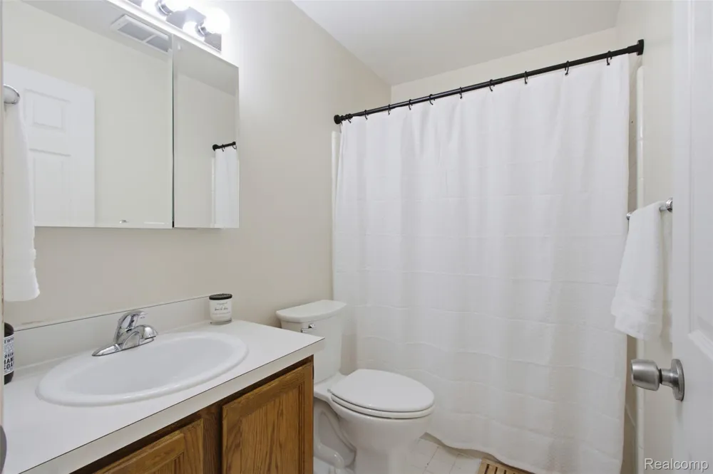 17447 Utica Oaks Lane Roseville City, MI 48066