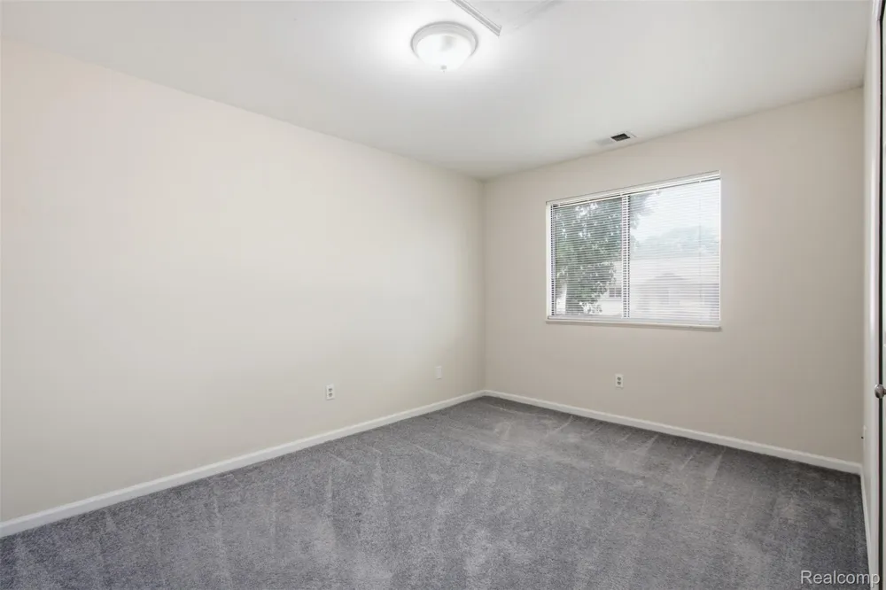 17447 Utica Oaks Lane Roseville City, MI 48066