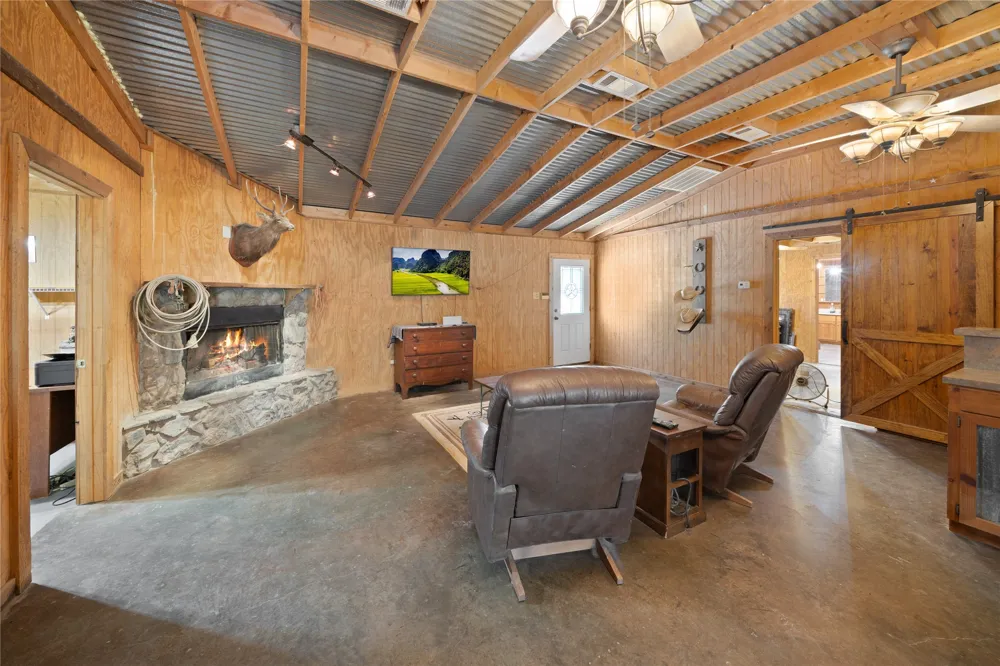 14643 County Road 4060 Scurry, TX 75158