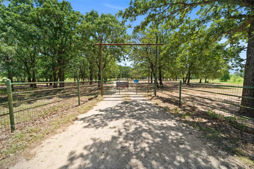 14643 County Road 4060 Scurry, TX 75158