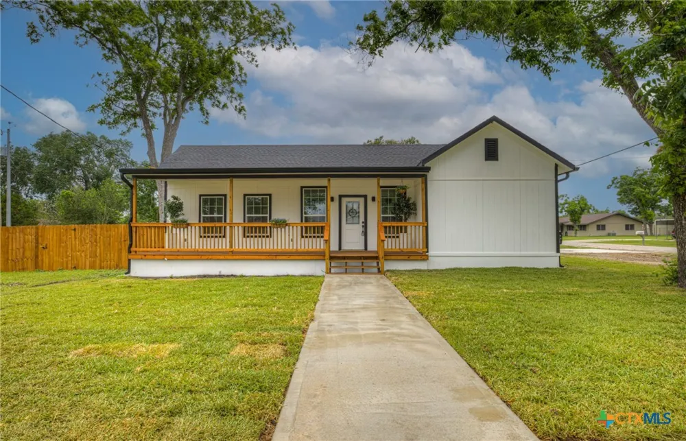 312 Lavernia Marion, TX 78124