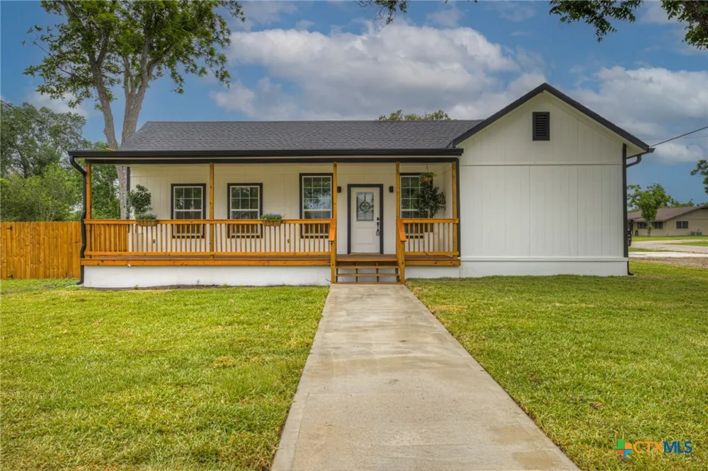 312 Lavernia Marion, TX 78124