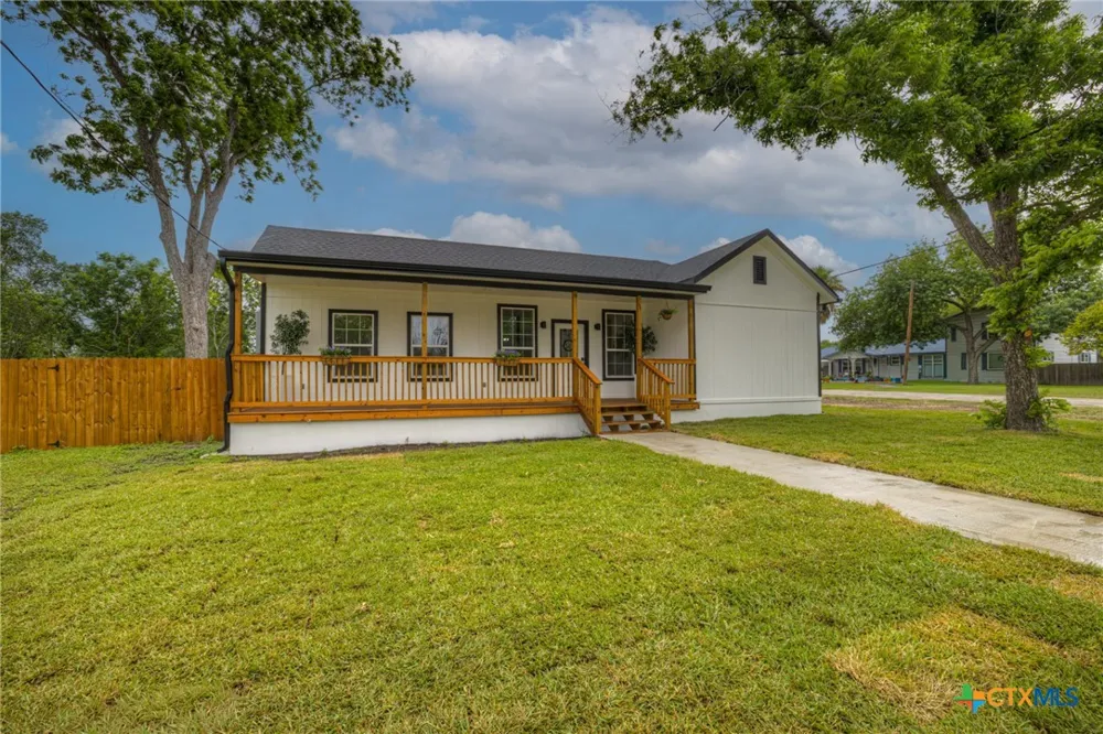 312 Lavernia Marion, TX 78124