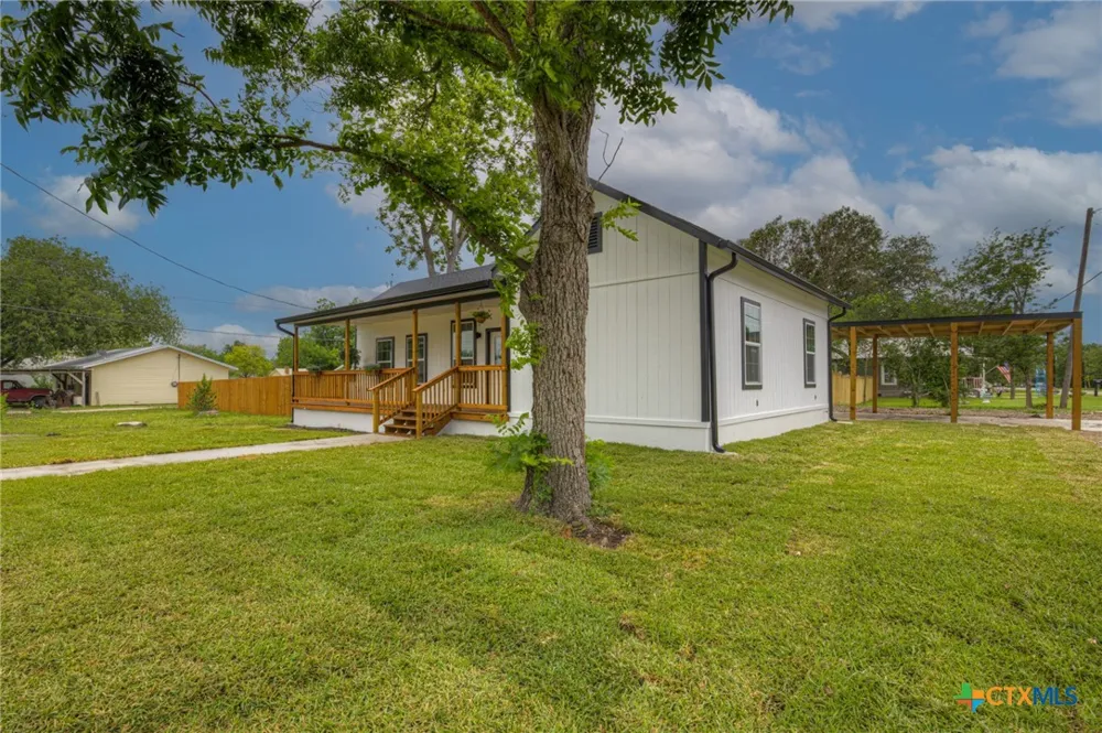 312 Lavernia Marion, TX 78124