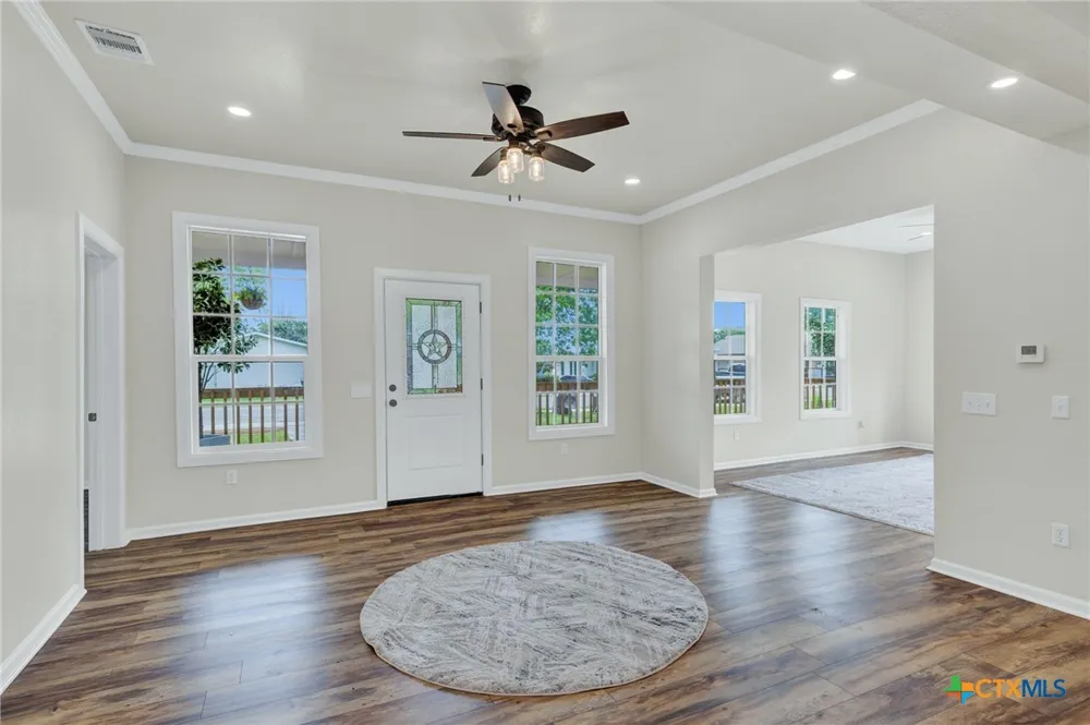 312 Lavernia Marion, TX 78124