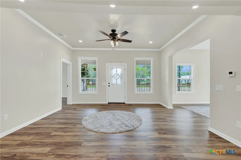 312 Lavernia Marion, TX 78124