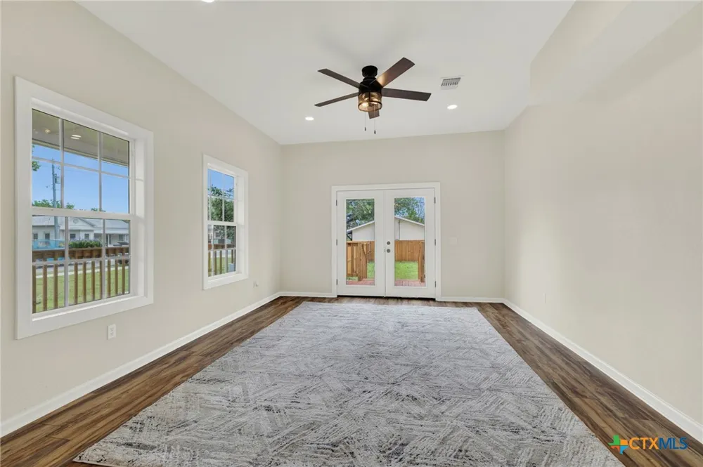 312 Lavernia Marion, TX 78124