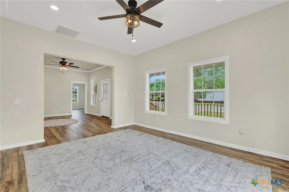 312 Lavernia Marion, TX 78124