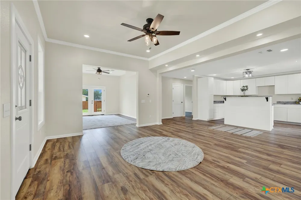 312 Lavernia Marion, TX 78124