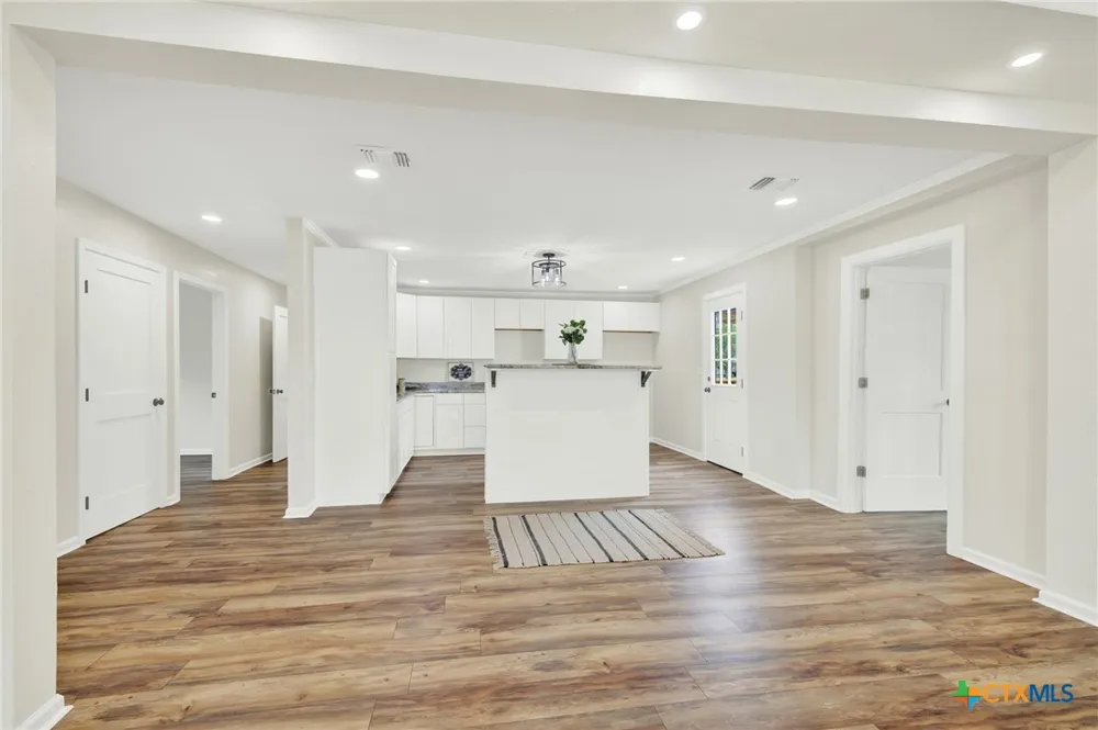 312 Lavernia Marion, TX 78124