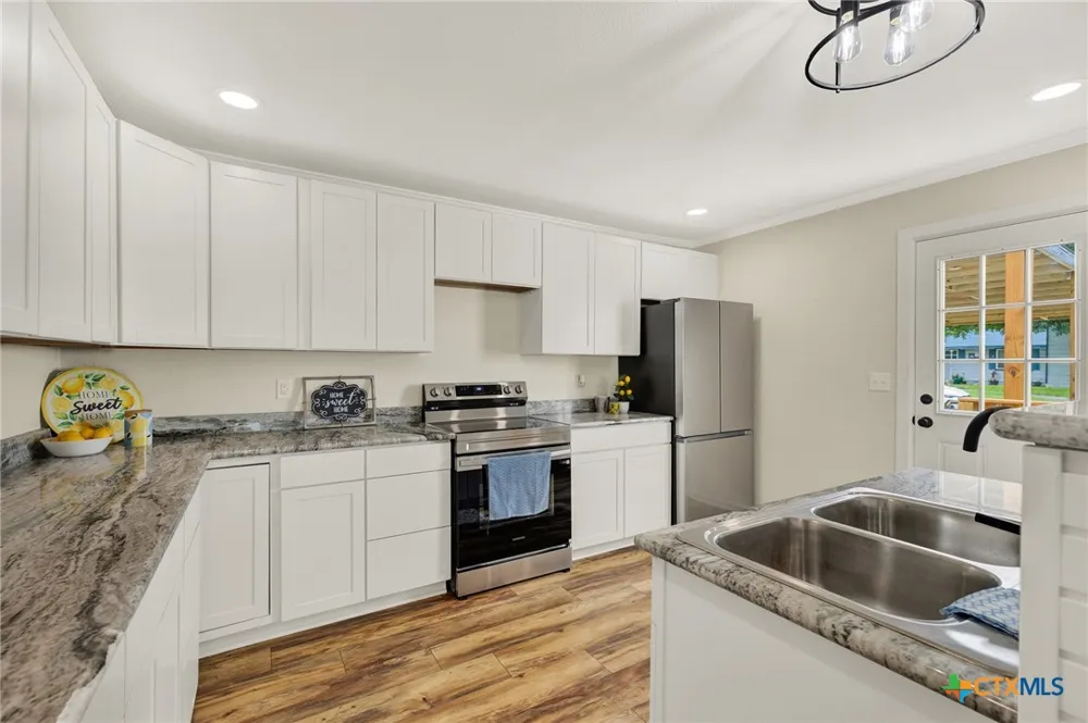 312 Lavernia Marion, TX 78124