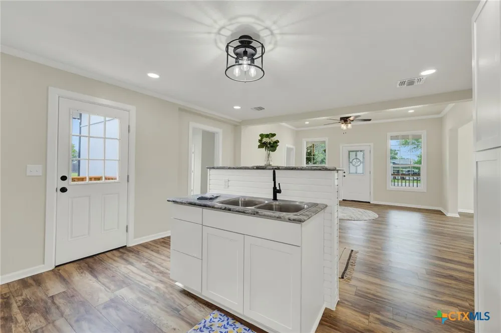 312 Lavernia Marion, TX 78124