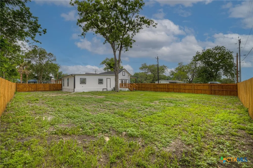 312 Lavernia Marion, TX 78124