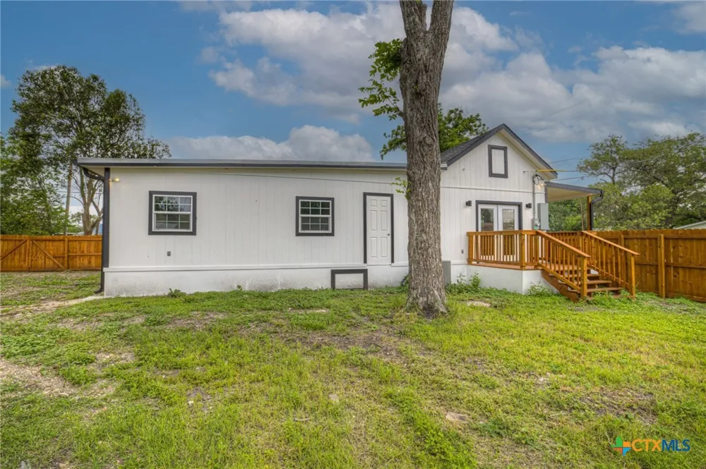 312 Lavernia Marion, TX 78124