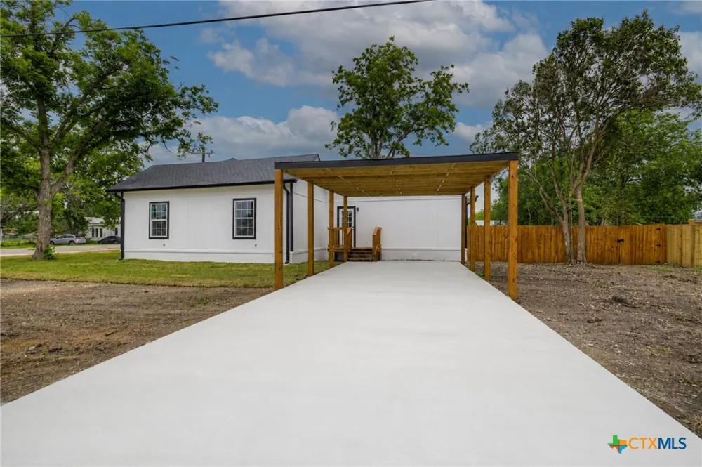 312 Lavernia Marion, TX 78124