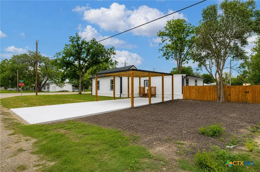 312 Lavernia Marion, TX 78124