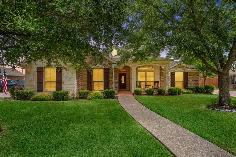 208 Silver Spur Trail McGregor, TX 76657