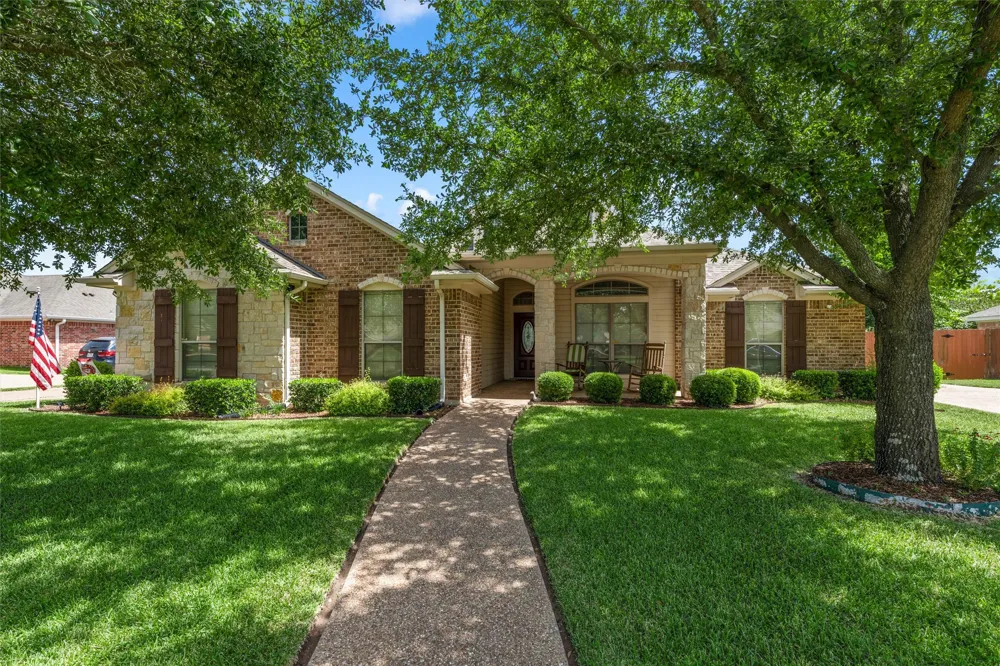 208 Silver Spur Trail McGregor, TX 76657