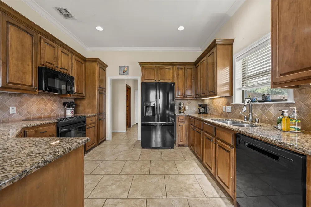 208 Silver Spur Trail McGregor, TX 76657