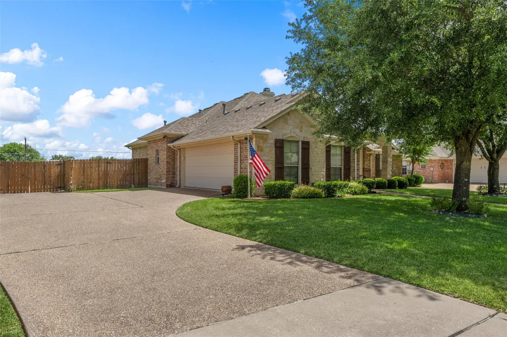 208 Silver Spur Trail McGregor, TX 76657