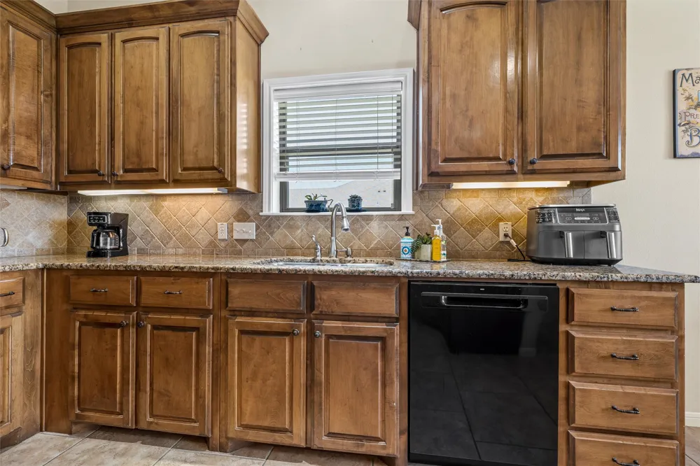 208 Silver Spur Trail McGregor, TX 76657