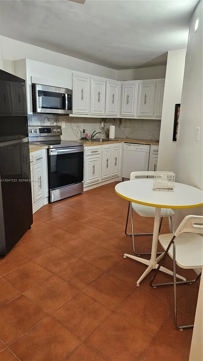 800 Parkview Dr #912 Hallandale Beach, FL 33009