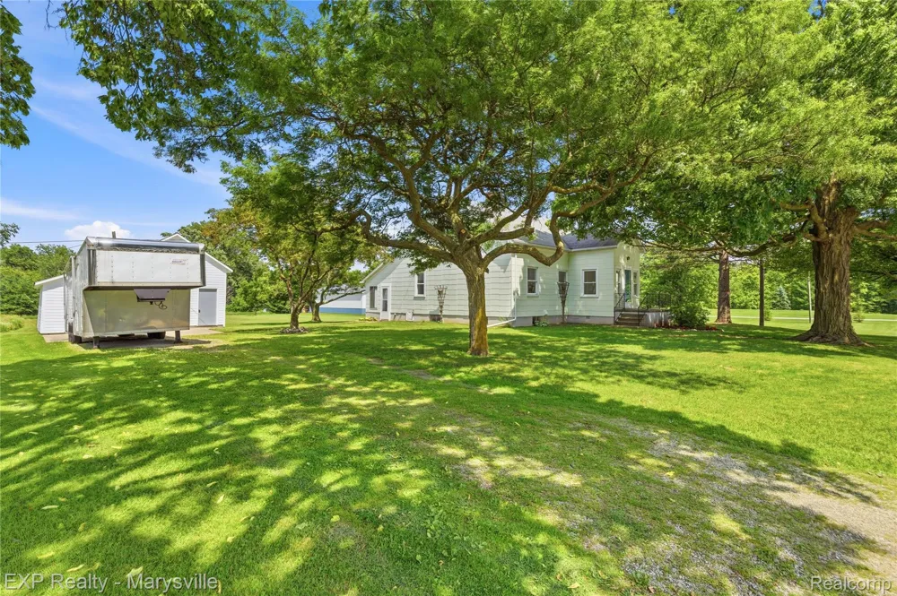 5694 Belle River Road China Township, MI 48054