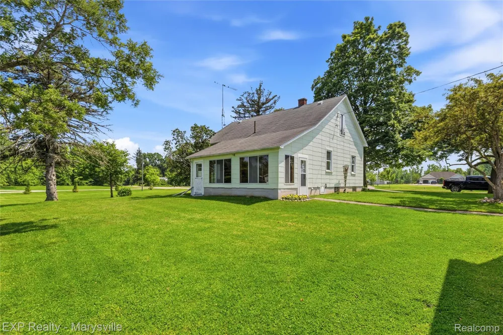 5694 Belle River Road China Township, MI 48054