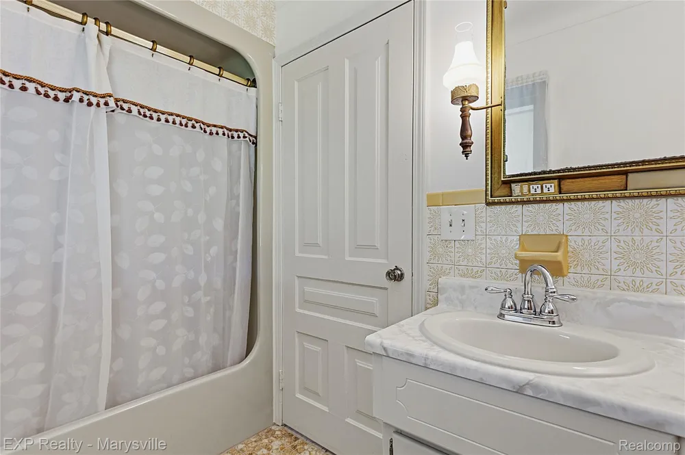 5694 Belle River Road China Township, MI 48054