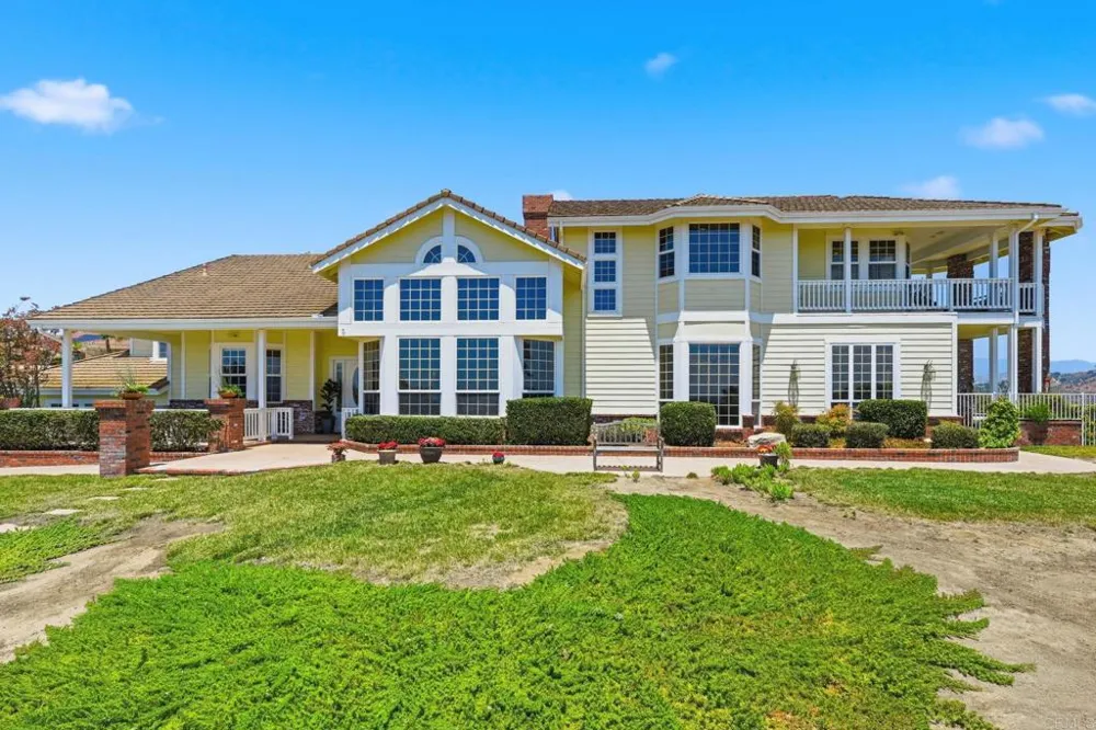 2292 Dos Lomas Fallbrook, CA 92028