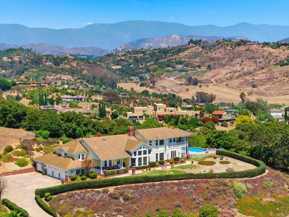 2292 Dos Lomas Fallbrook, CA 92028
