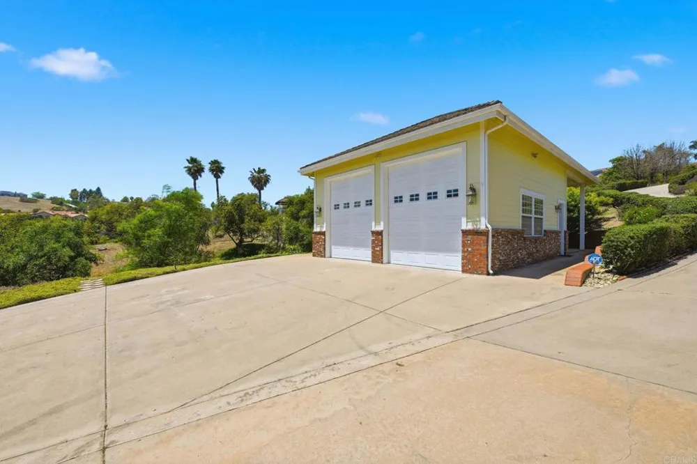 2292 Dos Lomas Fallbrook, CA 92028