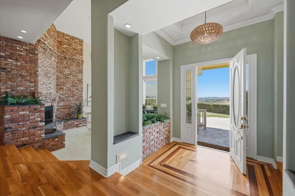 2292 Dos Lomas Fallbrook, CA 92028