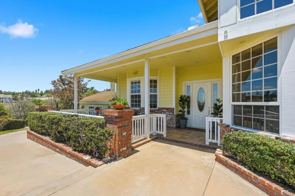 2292 Dos Lomas Fallbrook, CA 92028